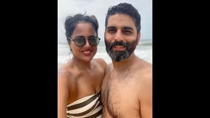 ரொம்ப ஓவர்... படு மோசமான பிகினி உடையில்... குடும்பத்தோடு பீச்சில் கும்மாளம் போடும் நடிகை சமீரா ரெட்டி!!