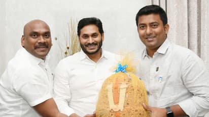 జగన్కు చేరిన బాలాపూర్ గణేశ్ లడ్డూ.. స్వయంగా అందజేసిన ఎమ్మెల్సీ రమేశ్ యాదవ్