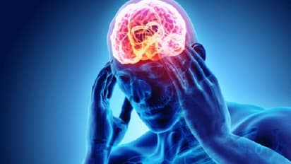 মাইগ্রেনের ব্যাথায় জর্জরিত, এই ৫টি অভ্যাস মেনে চললে হবে না মাথাব্যথা