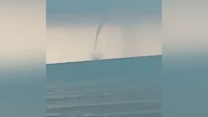 समुद्र के ऊपर दिखी अजीब सी चीज, फोटो खींच देखा तो कांपने लगे पैर, इससे हो चुकी है सैकड़ों लोगों की मौत