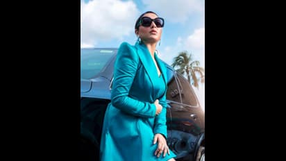 ফ্যাটি তকমা ভুলে স্টানিং লুকে কামব্যাক, শুভশ্রীর স্টাইল স্টেটমেন্টেই ষষ্ঠী থেকে দশমী সাজ