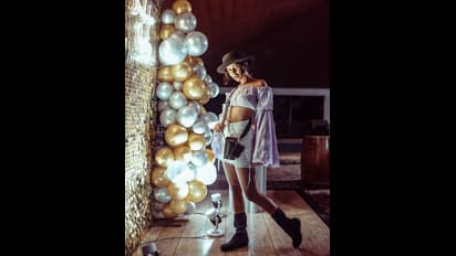 கையில் மது பாட்டிலுடன் செம்ம பார்ட்டி பண்ணும் அமலா பால்..! வைரலாகும் போட்டோஸ்..!