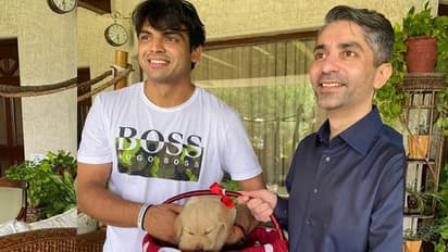 தங்கம் வென்ற தங்கமகன்கள் சந்திப்பு.. நீரஜிக்கு நாய் குட்டியை பரிசளித்த அபினவ் பிந்த்ரா.. வைரலாகும் புகைப்படம்