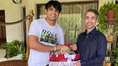 पहली बार एक साथ दिखे दो गोल्ड मेडलिस्ट, अभिनव बिंद्रा ने नीरज चोपड़ा को दिया स्पेशल गिफ्ट