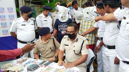 চন্দননগরে পুলিশের জালে ৩ ডাকাত, উদ্ধার আগ্নেয়াস্ত্র সহ লক্ষাধিক টাকা