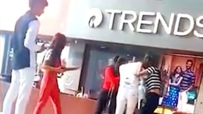 ത്രികോണപ്രണയം: ഷോപ്പിംഗ് മാളില് യുവതികളുടെ കൂട്ടത്തല്ല്