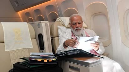 ऐसे आत्मनिर्भर बनता है देश: फ्लाइट में भी काम करते हैं पीएम मोदी, कहा- लंबी दूरी का मतलब फाइल वर्क