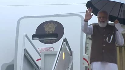खुद छाता लेकर फ्लाइट से उतरे पीएम, एयरपोर्ट पर लहराया तिरंगा, मोदी जिंदाबाद के लगे नारे