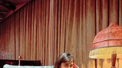 முதுகு முழுசா தெரியுதே... வெள்ளை நிற  ட்ரான்ஸ்பரென்ட் உடையில் தெறிக்கவிடும் ஷாலினி அஜித்தின் தங்கை ஷாமிலி!!