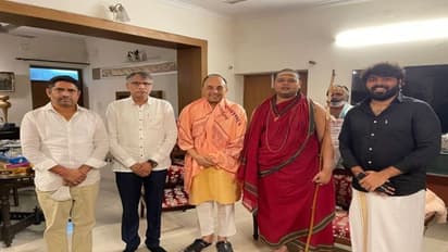రాజకీయ పెత్తనం నుండి దేవాలయాలకు విముక్తి...: బిజెపి ఎంపీతో శారదాపీఠం స్వాత్మానందేంద్ర భేటి