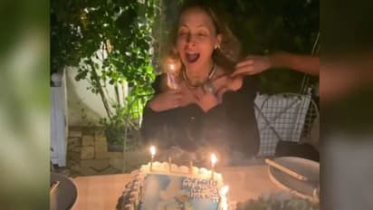 പിറന്നാൾ കേക്കിലെ മെഴുകിതിരി ഊതിക്കെടുത്തുന്നതിനിടെ നടിയുടെ തലമുടിക്ക് തീപിടിച്ചു; വീഡിയോ വൈറൽ