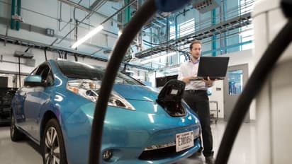 పెట్రోల్, డీజిల్ మర్చిపొండి !: ఇప్పుడే మీ పాత కారు ఎలక్ట్రిక్ కారుగా మార్చేయండి..