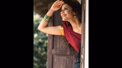 பாவாடை தாவணியில் தனி அழகு... ரசிகர்களை பரவசப்படுத்தும் பட்டாம்பூச்சியாய் மாறிய ஐஸ்வர்யா தத்தா!!