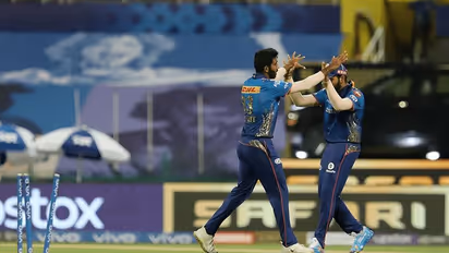 IPL 2021 கோலி, மேக்ஸ்வெல் அதிரடி அரைசதம்.. இரண்டே பந்தில் ஆர்சிபியின் கொட்டத்தை அடக்கிய பும்ரா..!