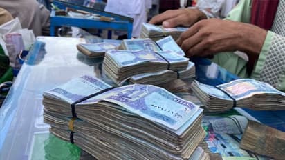 അഫ്ഗാനിസ്ഥാനിൽ ജനം കൂട്ടത്തോടെ പണം പിൻവലിച്ചു, ബാങ്കുകൾ കാലിയായി; താലിബാന്റെ നില പരുങ്ങലിൽ