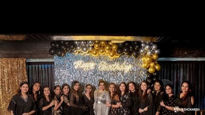 நடிகை மீனா பிறந்தநாள் பார்ட்டி! ஒரே கலர் உடையில் ஒன்று திரண்ட பிரபலங்கள்! தெறிக்கவிடும் போட்டோஸ்!