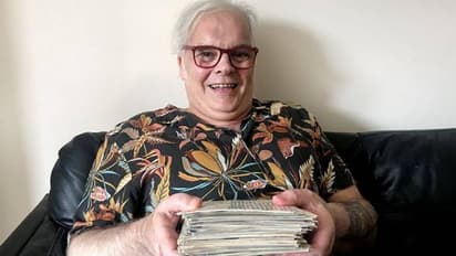 ലേലത്തിനുവച്ച പോസ്റ്റുകാർഡുകൾ വാങ്ങും, ഉടമയെ അന്വേഷിച്ച് കണ്ടെത്തി നൽകും, 70 വർഷത്തിലധികം പഴക്കമുള്ള കാർഡ് വരെ