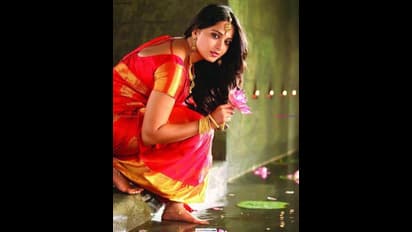 தெலுங்கு இயக்குனருடன் டும்.. டும்.. டும்… அனுஷ்கா-வின் திருமணம் குறித்து தீயாய் பரவும் தகவல்…….