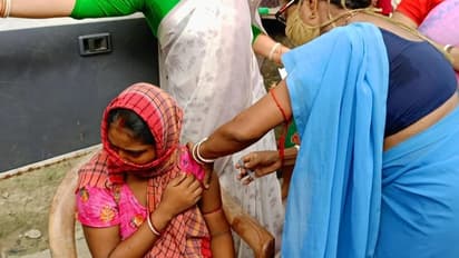 ಕೂಲಿಗೆ ತೆರಳುತ್ತಿದ್ದ ಆದಿವಾಸಿಗಳನ್ನು ತಡೆದು ಮನವೊಲಿಸಿ ಕೊರೋನಾ ಲಸಿಕೆ