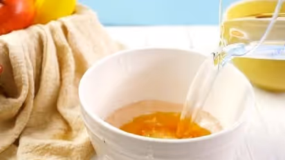 தேனும் வெந்நீரும் நல்லது தான்... ஆனா 'இவங்க' மட்டும் குடிக்கவே கூடாது!!