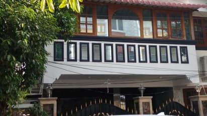 அரசு அதிகாரி வீட்டில் தோண்ட தோண்ட தங்கம், வெள்ளி, சந்தனக்கட்டைகள்.. யார் அப்பன் வீட்டு பணம்..?