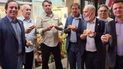 റോഡരികില്‍നിന്ന് പിസ കഴിക്കുന്ന ബ്രസീല്‍ പ്രസിഡന്‍റ്; വാക്സിന്‍ എടുക്കാത്തതിന് വിമര്‍ശിച്ച് സോഷ്യല്‍ മീഡിയ