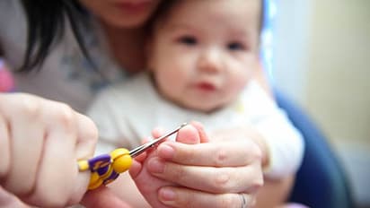 শিশুর নখ কাটতে গেলে ভয় করছে, কয়েকটি ছোট পদ্ধতি মেনে নিরাপদে কেটে ফেলুন সদ্যোজাতের নখ