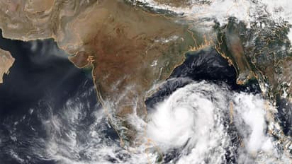 ஆந்திராவை துவம்சம் செய்து ஒடிசாவுக்குள் என்ட்ரி கொடுத்த குலாப் புயல்… படகு கவிழ்ந்து மீனவர்கள் உயிரிழப்பு..!