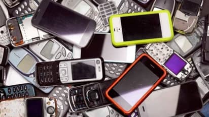 புதுவையில் ஐ போன் என்ற பெயரில் போலி செல்போன்கள் விற்பனை; 6 பேர் கைது