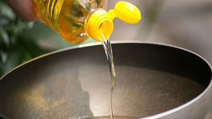 कढ़ाई में तेल डालने के कितने मिनट बाद तलना चाहिए पूड़ी-पकौड़े, जानें फ्राइंग से जुड़े ये जरूरी टिप्स