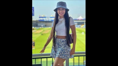 IPL 2021, RCB vs CSK - উরুর উপর স্কার্ট উঠছে তো উঠছেই, ছোট্ট পোশাকে মাঠে এসে ট্রোলড চাহালের বউ