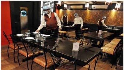 'ഹോട്ടലിലും ബാറിലും ഇരുന്ന് കഴിക്കാം'; കൊവിഡ് നിയന്ത്രണങ്ങളിൽ കൂടുതൽ ഇളവ്, തീയറ്ററുകൾ അടഞ്ഞ് തന്നെ