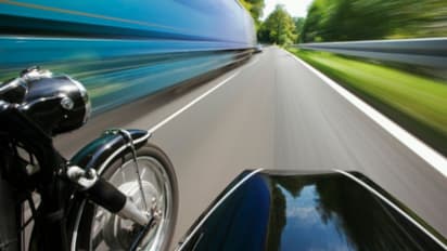 സ്കൂട്ടര് യാത്രിക ബൈക്കിനെ ഓവര് ടേക്ക് ചെയ്തു; യുവതിയെ തള്ളി വീഴ്ത്തി യുവാവ്