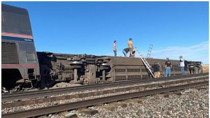 పట్టాలు తప్పిన రైలు.. ముగ్గురు మృతి.. 50 మందికి గాయాలు!