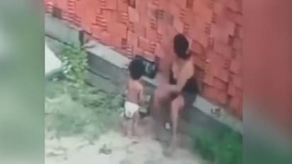 ഓർക്കാപ്പുറത്ത് മതിൽ പൊളിഞ്ഞുവീണു, കുഞ്ഞിനെ സുരക്ഷിതയാക്കി അമ്മ, വൈറലായി വീഡിയോ