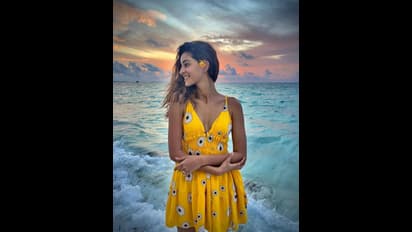 Ananya Panday Bikini : অনাবৃত উরুতে জ্বলছে আগুন, ক্লিভেজের খাঁজে মাঝ সমুদ্রে হট পোজে নেশা ধরালেন অনন্যা