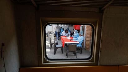 ആരോ​ഗ്യ പ്രവർത്തകരും വാക്സിനുമായി ഒരു ട്രെയിൻ ഓടുന്നു, ലക്ഷ്യം ​ഗ്രാമപ്രദേശങ്ങളിലെ ജനങ്ങൾക്ക് വാക്സിൻ നൽകൽ