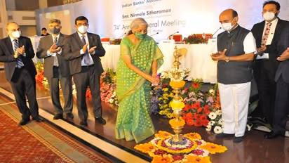 ভারতে SBIর মত আরও ৪-৫টি ব্যাঙ্কের প্রয়োজন, বললেন কেন্দ্রীয় অর্থমন্ত্রী  নির্মলা সীতারমন