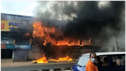 കണ്ണൂരിൽ ഇരുനില കെട്ടിടത്തിൽ തീപ്പിടിത്തം, പൂട്ടിയിട്ടിരുന്ന കടകളിലേക്കും തീപടർന്നു