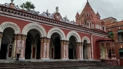 Durga Puja- দশমীতে হিন্দু ও মুসলিম সম্প্রদায়ের মানুষ একসঙ্গে আলো দেখান চাঁচল রাজবাড়ির দুর্গাকে