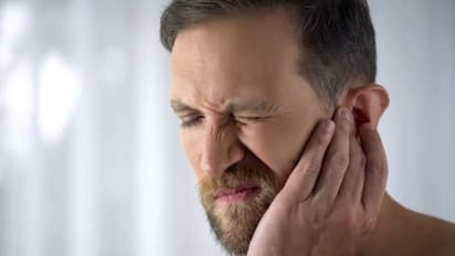 Hearing Problem: ఈ అలవాట్లు మానుకోలేదే.. మీరు చెవిటి వాళ్లవడం ఖాయం..