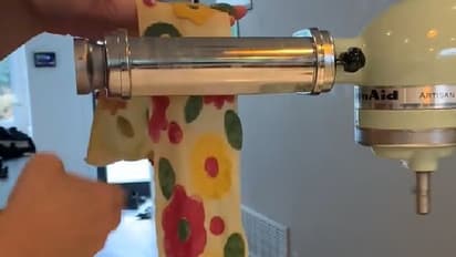 കണ്ടാല് സംഗതി കഴിക്കാനുള്ളതാണെന്ന് തോന്നുമോ!; രസകരമായ വീഡിയോ