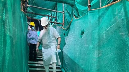 अचानक सेंट्रल विस्टा की कंस्ट्रक्शन साइट पर पहुंचे PM MODI, नए संसद भवन के निर्माण का लिया जायजा