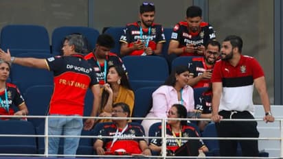 ऑफ द फील्ड फोटो: डिविलियर्स के आउट होते ही बेटा हुआ गुस्सा, हॉटनेस का तड़का लगाती दिखी हार्दिक की वाइफ