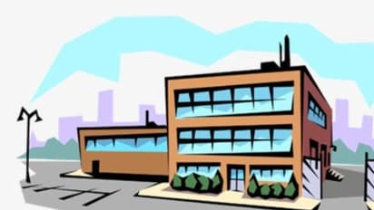 കെട്ടിടത്തിന് മുകളിൽ നിന്ന് താഴേക്ക് വീണ തൊഴിലാളിയെ കൈകളിൽ താങ്ങി യുവാക്കൾ