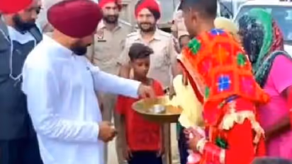 വഴിയിൽ കണ്ട നവദമ്പതികളെ ആശംസിക്കാൻ വാഹനം നിർത്തിയിറങ്ങി പഞ്ചാബ് മുഖ്യമന്ത്രി, വൈറലായി വീഡിയോ