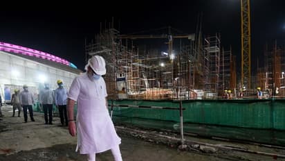 பிரமாண்டமாக கட்டப்படும் புதிய பார்லிமென்ட்! கட்டுமான பணிகளை நேரில் பார்வையிட்ட பிரதமர்! புகைப்பட தொகுப்பு!