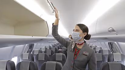 एयर होस्टेस की सैलरी कितनी होती है, क्यों कहा जाता है इसे ग्लैमरस जॉब, सिर्फ लड़कियों को ही मिलती है नौकरी