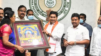 సీఎం జగన్ తో టిటిడి, విజయవాడ, శ్రీశైలం ఆలయ అధికారులు... ప్రత్యేక ఆహ్వానం (ఫోటోలు)