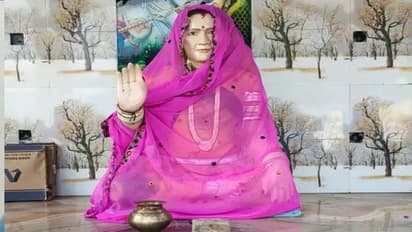 ऐसा प्यार नहीं देखा होगा: पति ने पत्नी की मौत के बाद याद में बनवाया मंदिर, बेटों ने कहा-अब मां हमारे पास